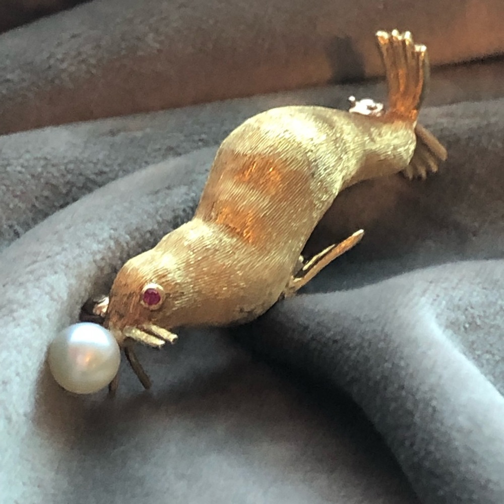 18k seal brooch